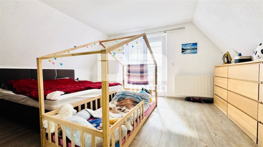 Kernsaniertes Einfamilienhaus mit Doppelgarage, großem Garten und Home-Office-Oase - OG / DG Schlafzimmer / Zugang Balkon